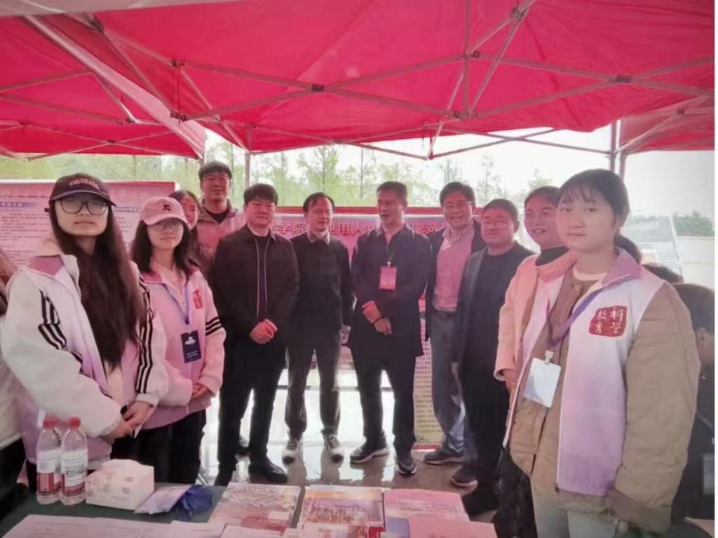 威尼斯886699组织2026届毕业生参加秋季...