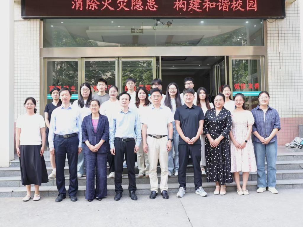 威尼斯886699召开2025届优秀毕业生表彰...